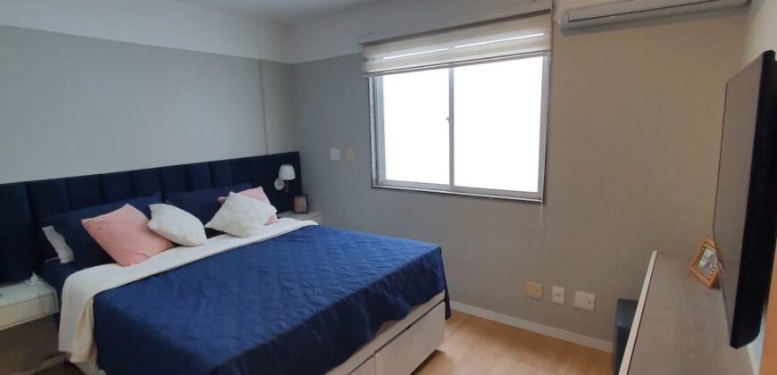 Excelente apartamento com varanda, reformado, 2qts.