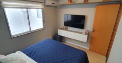 Excelente apartamento com varanda, reformado, 2qts.