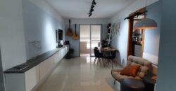 Excelente apartamento com varanda, reformado, 2qts.