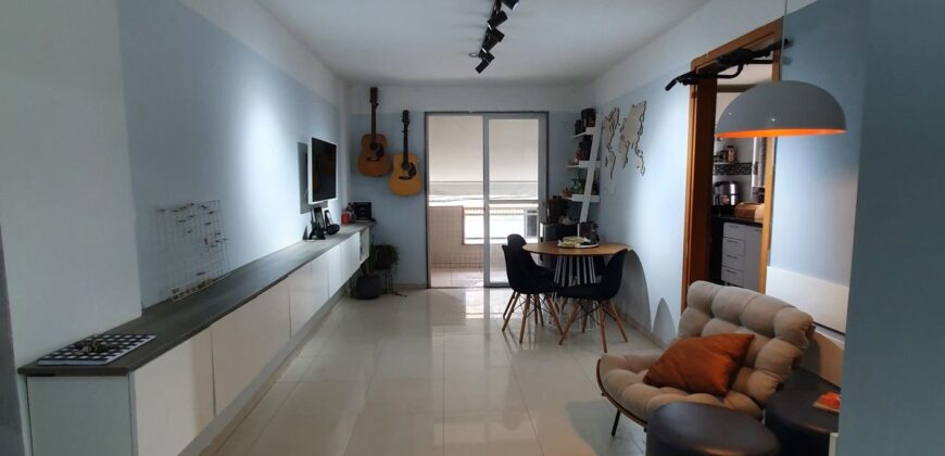 Excelente apartamento com varanda, reformado, 2qts.