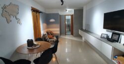 Excelente apartamento com varanda, reformado, 2qts.