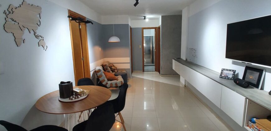 Excelente apartamento com varanda, reformado, 2qts.