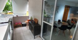 Excelente apartamento com varanda, reformado, 2qts.