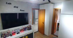 Excelente apartamento com varanda, reformado, 2qts.