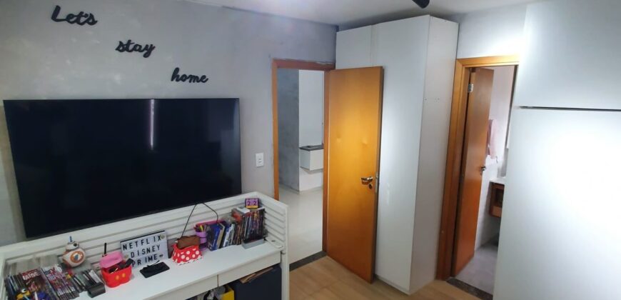 Excelente apartamento com varanda, reformado, 2qts.