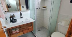 Excelente apartamento com varanda, reformado, 2qts.