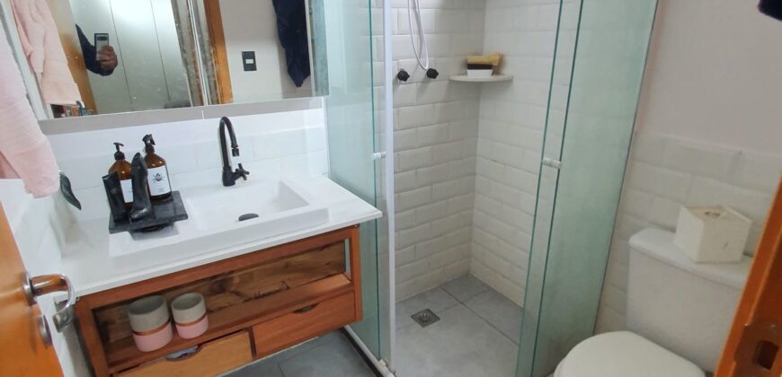 Excelente apartamento com varanda, reformado, 2qts.